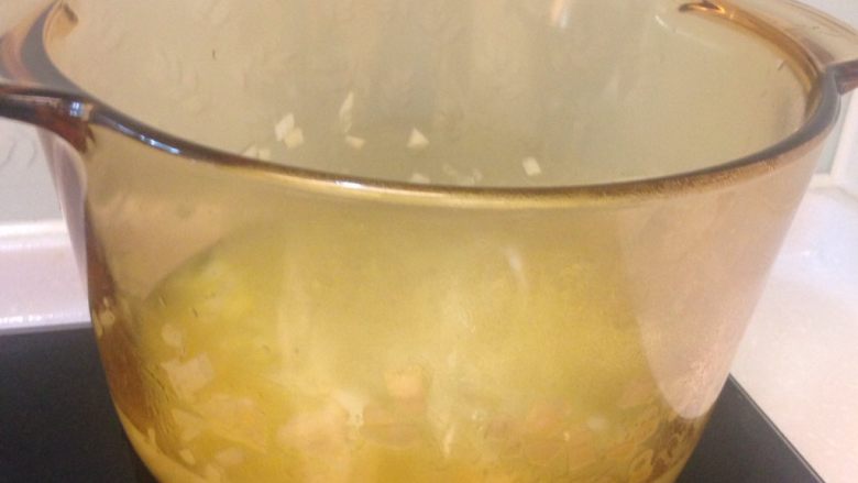 牛奶蟹肉棒南瓜濃湯,大概2杯米杯的水即可,自己的孩子要喝,我選擇3/2以上直接用鮮奶熬煮更香濃