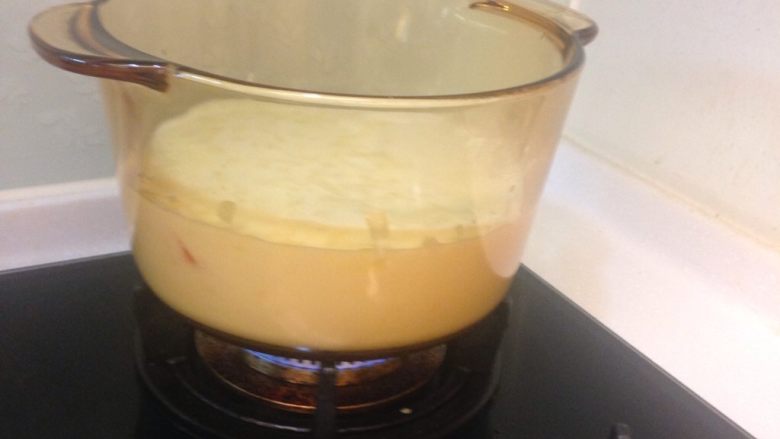 牛奶蟹肉棒南瓜濃湯,這是兩大兩小一餐的份量,因為鮮奶煮的濃湯隔夜就不好喝了,重複加熱也不健康,建議拿捏好份量。此時轉小火