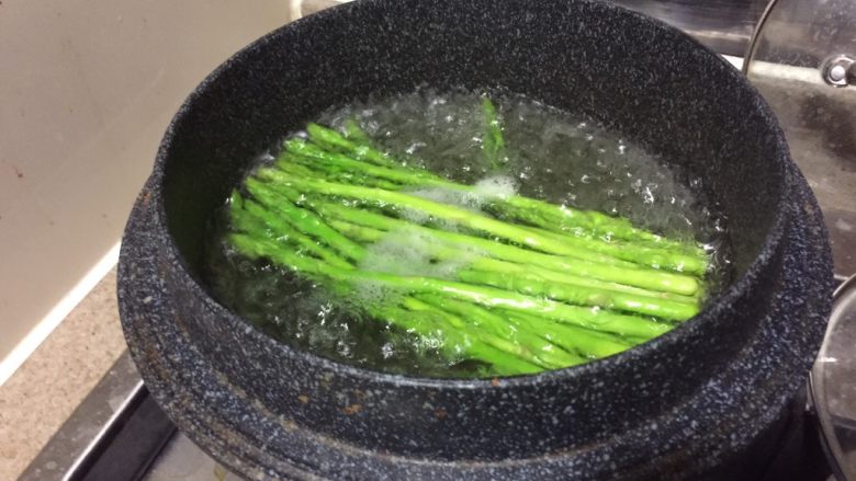 日式鸡汤泡饭,煮一锅水,煮沸,放点盐,再放入洗干净的芦笋。