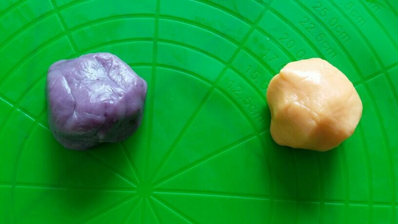 冰皮月饼(零色素),紫薯 红薯和饼皮分别以1:1的比例调色。。比如我用的18克饼皮18克紫薯泥调的紫色