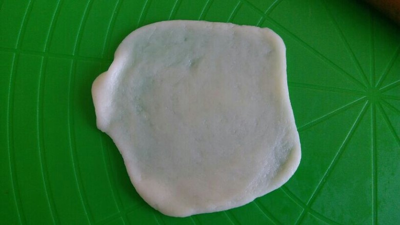 冰皮月饼(零色素),取一个饼皮擀薄