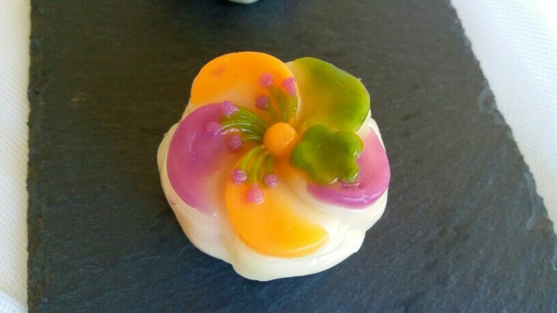冰皮月饼(零色素),非常轻松就脱模了,花型立体感强,非常漂亮