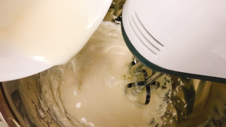 桃花源慕斯蛋糕,在顺滑的奶油奶酪中加入吉利丁牛奶液,混合均匀。