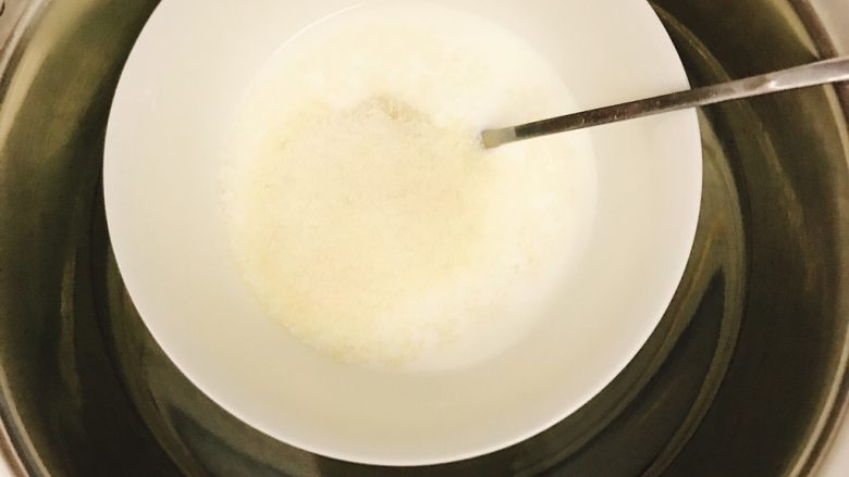 桃花源慕斯蛋糕,牛奶倒入小碗,加入吉利丁粉,隔热水混合均匀后,放置在一旁稍冷后备用。
注意热水温度稍热即可不用沸水,也不建议直接加热,因为温度太高会使吉利丁凝固性降低。