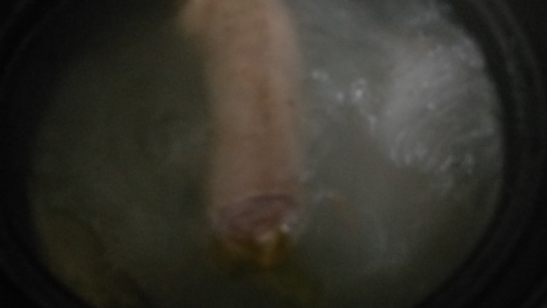 冷锅鹅火锅,把新鲜<a style='color:red;display:inline-block;' href='/shicai/ 19'>鹅肉</a>先煮一遍水，去除浮沫