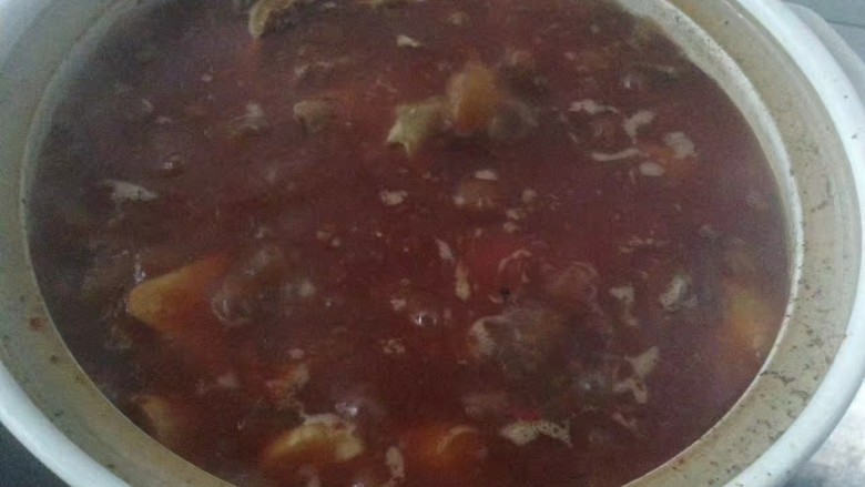 冷锅鹅火锅,把炒好的配料倒进大口的砂锅中，倒上鹅汤，等汤烧开放鹅肉进去就可以了！也可以放自己喜欢的蔬菜