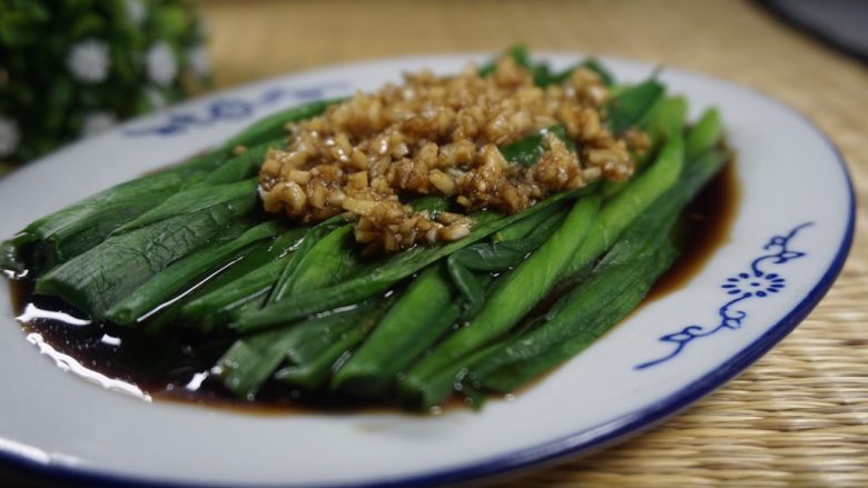 老醋韭菜,将调好的酱汁儿淋在韭菜上，食用时拌匀即可