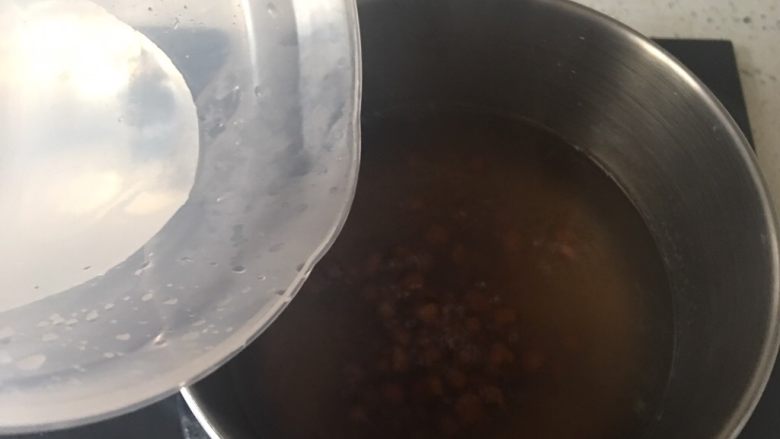 自制珍珠奶茶,打一些凉水,继续煮开