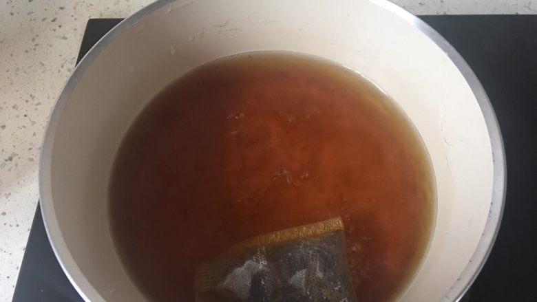 自制珍珠奶茶,中火煮开,转小火继续煮五分钟