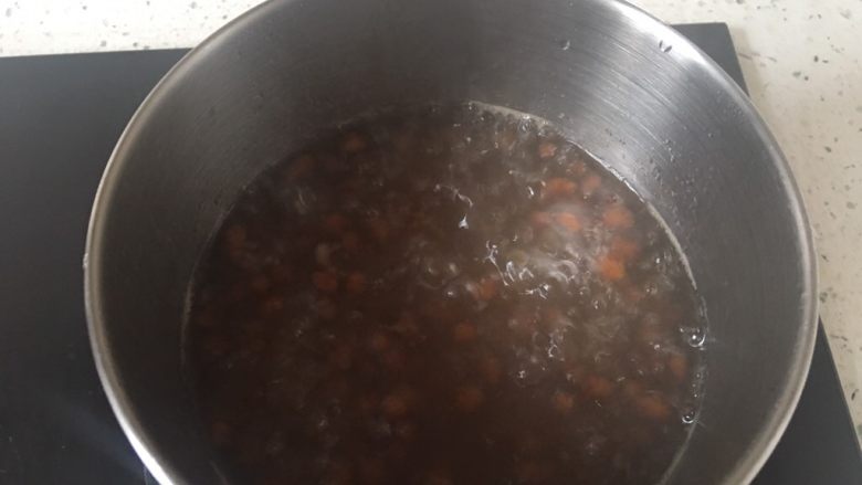 自制珍珠奶茶,煮到珍珠浮起来,关火焖10分钟