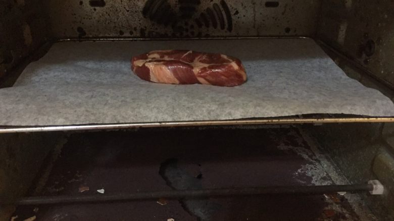 中华冷面,烤箱预热,把腌好的肉放在烤架上,120度,上下火,烤60分钟。