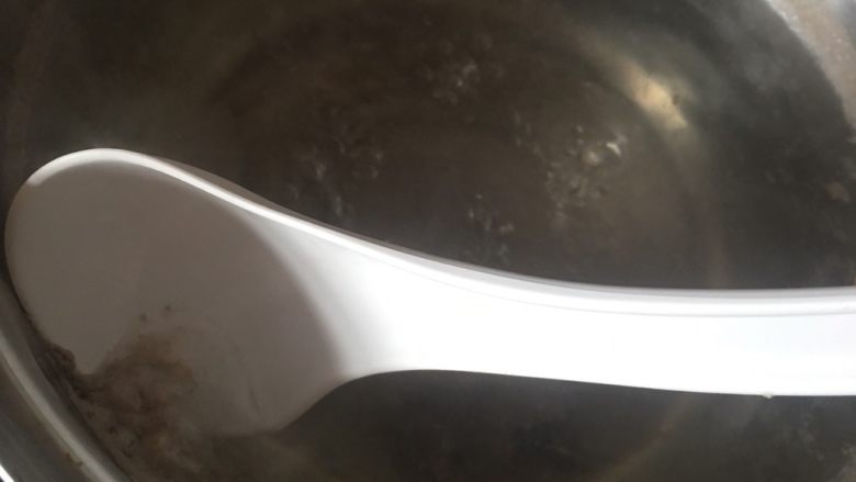 海参猪肉汤,焯猪肉的水,撇去浮沫