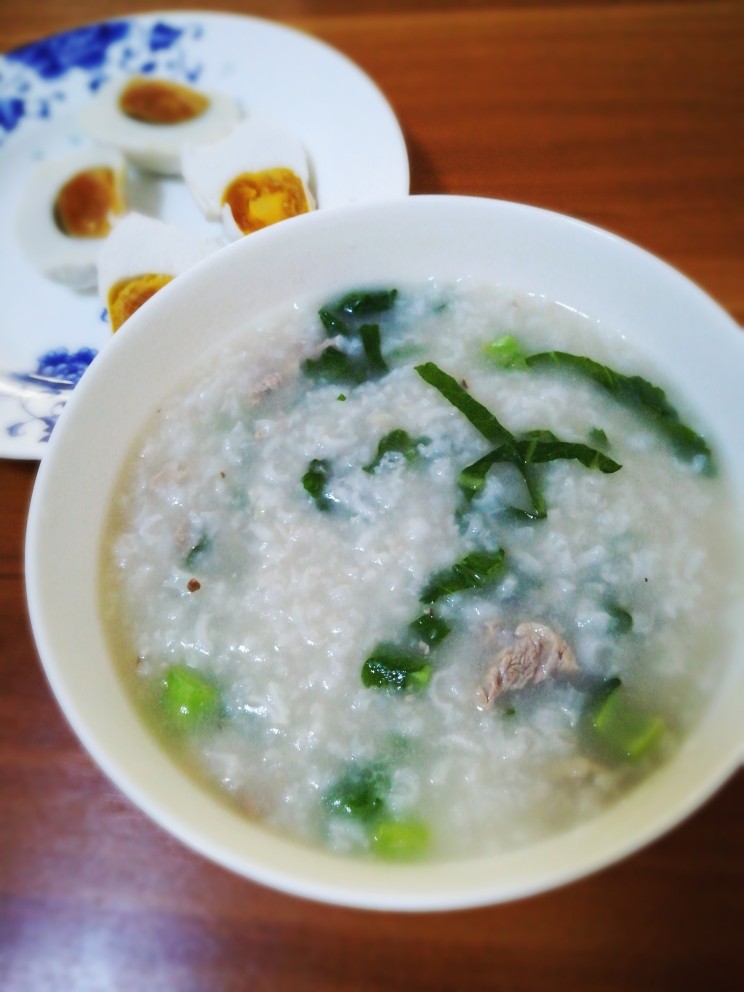 电饭煲之青菜瘦肉粥,煲粥程序结束后,加入青菜,少许盐,还可放少许鸡精调味。搅拌均匀即可食用。