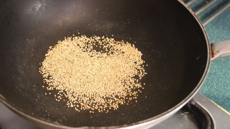 橙汁芝麻牛肉,芝麻先小火微微爆出香味后,取出备用。