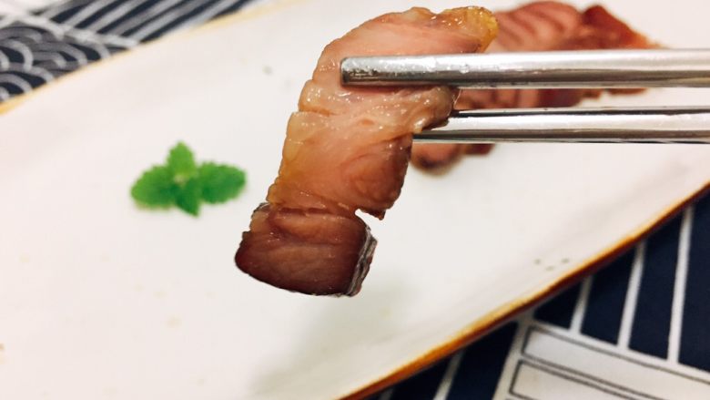 中华冷面,烤好以后,取出来,用锡纸包住肉肉,静置30分钟。然后再取出来,切细条。以上是制作叉烧肉,时间不够准备的宝宝可以用火腿代替叉烧肉哦。