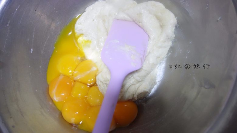 草莓奶油纸杯蛋糕,加入2个蛋黄拌匀,后蛋法做得面糊不容易起疙瘩非常顺滑面糊成丝带般落下,