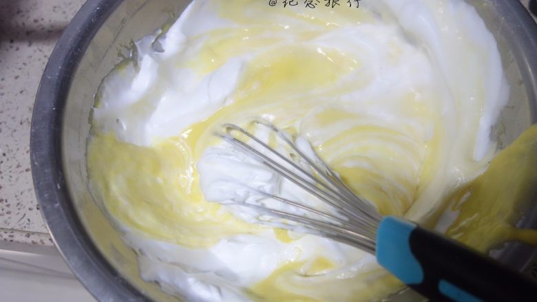 草莓奶油纸杯蛋糕,蛋黄面糊分两次加入蛋白霜翻拌均匀,是翻拌、切拌,用蛋抽的话Z字形搅拌,从底部挖上来一堆再甩掉,这里不能用搅拌器也不能打圈!!会消泡消泡消泡!
