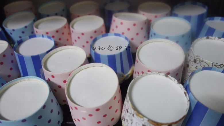 草莓奶油纸杯蛋糕, 出炉后先震一下立马倒扣