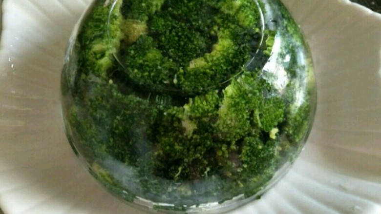 虾仁西蓝花,摆好后,取一个盘子盖在碗上,接着将其倒扣过来,将碗取下即可~