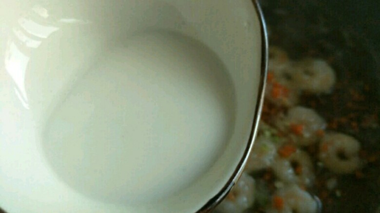 虾仁西蓝花,最后勾入淀粉使其变得粘稠即可关火~