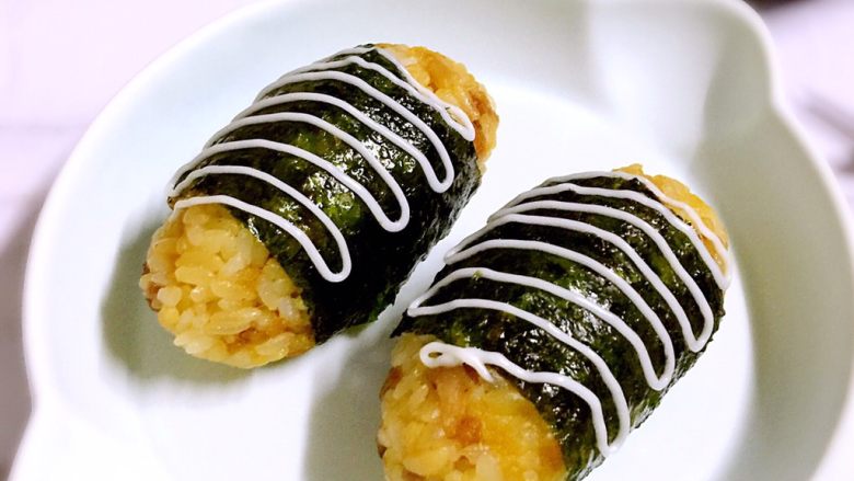 海苔肉松萝卜干饭团,也可以再挤上沙拉酱或番茄酱装饰调味