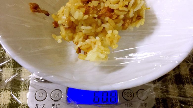 海苔肉松萝卜干饭团,取一个碗,垫一张保鲜膜,称量60克米饭