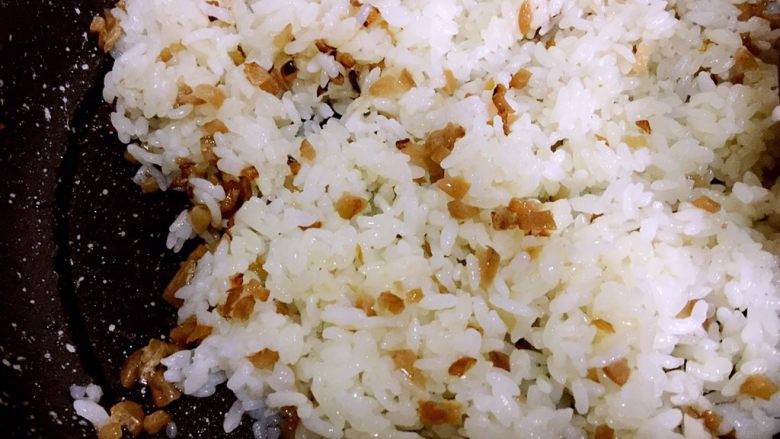 海苔肉松萝卜干饭团,炒匀,炒制期间全程中小火