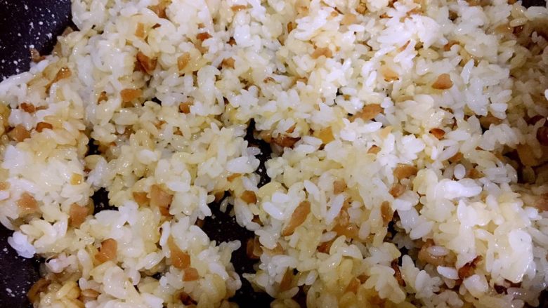 海苔肉松萝卜干饭团,炒匀,关火