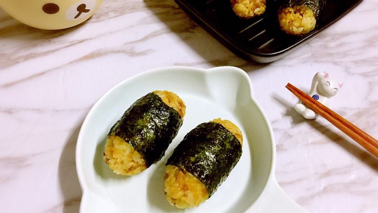 海苔肉松萝卜干饭团,装盘，即可食用