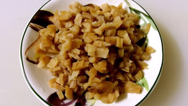 海苔肉松萝卜干饭团,一碟萝卜干,全部切好备用