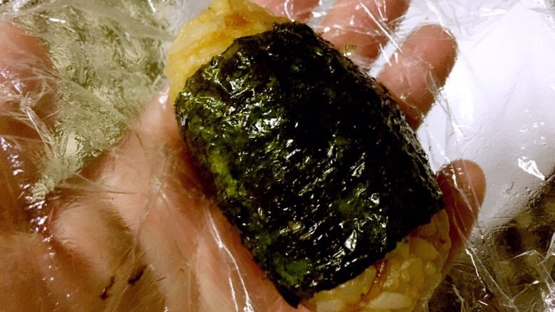 海苔肉松萝卜干饭团,用海苔将饭团裹起来,再稍整一下形