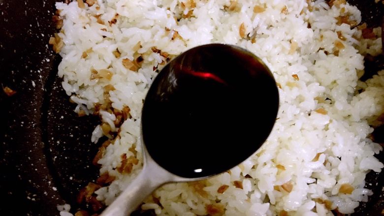 海苔肉松萝卜干饭团,加入不锈钢勺一勺<a style='color:red;display:inline-block;' href='/shicai/ 788'>生抽</a>,大概15克左右