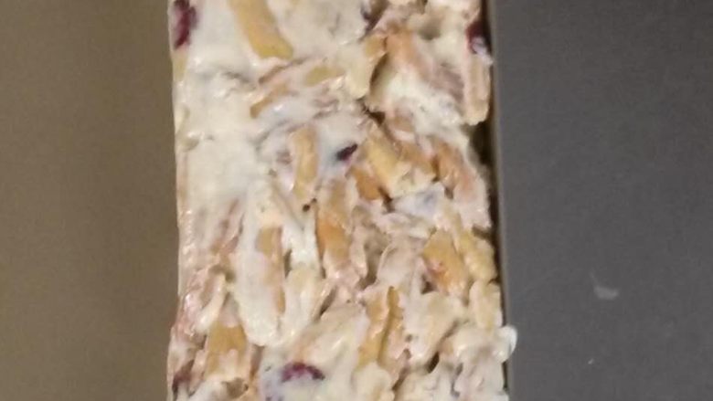牛轧糖蔓越莓沙琪玛,整好行的沙琪玛放入冰箱冷却,变硬后切成你喜欢的样子就好啦