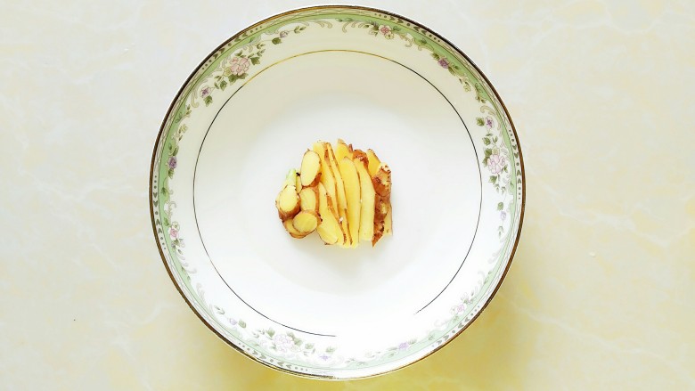 香辣肥肠,<a style='color:red;display:inline-block;' href='/shicai/ 2800'>生姜</a>切片!