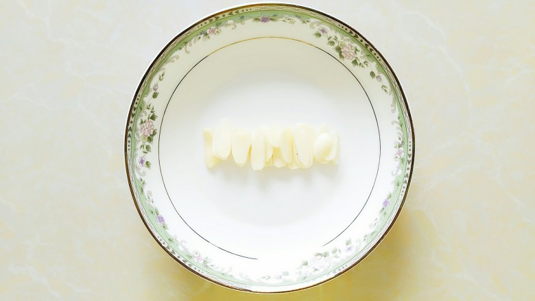 香辣肥肠,<a style='color:red;display:inline-block;' href='/shicai/ 2794'>大蒜</a>切片!