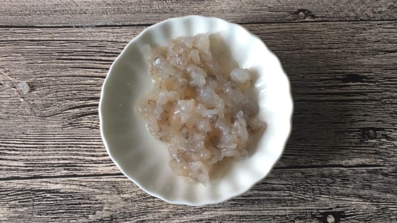 鲜虾蔬菜饼,.鲜虾去壳,挑去虾线,剁碎
