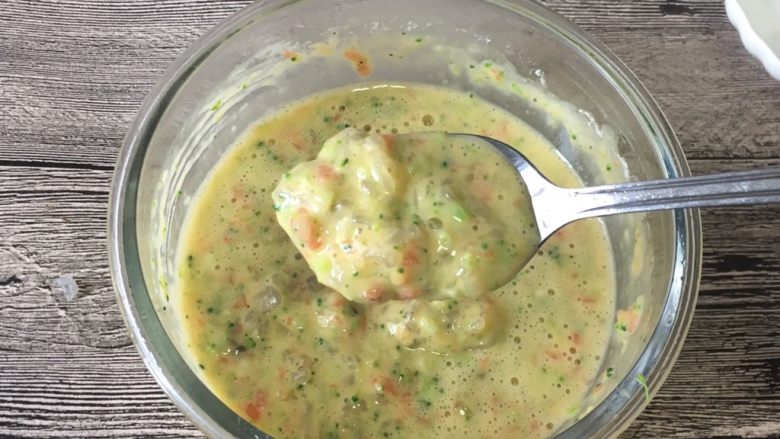 鲜虾蔬菜饼,搅拌好的糊状如上图。
如果食材放多了有点稠可以加少许水。
一般在摊这款小饼的时候,我会特意把面糊调的稀一点,煎出的小饼会更薄。