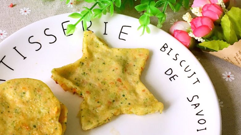鲜虾蔬菜饼,煎饼的时候,全程保持小火,别让饼糊了,待两面煎熟后就可以出锅了。