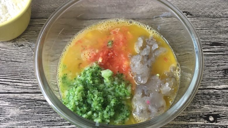 鲜虾蔬菜饼,所有食材准备好，备用。
根据宝宝咀嚼能力，将食材处理成合适大小。