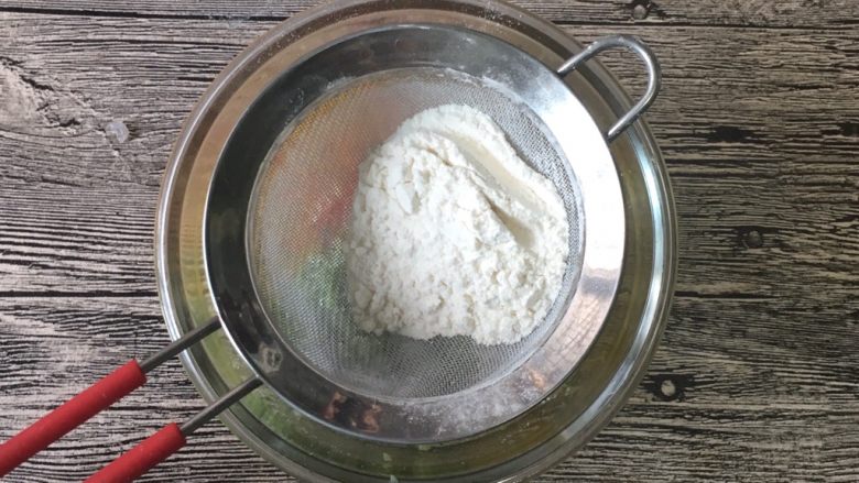 鲜虾蔬菜饼,筛入低筋面粉,搅拌均匀