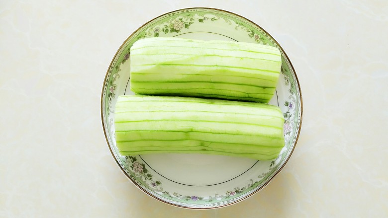 丝瓜肉丸汤,<a style='color:red;display:inline-block;' href='/shicai/ 57'>丝瓜</a>去皮!