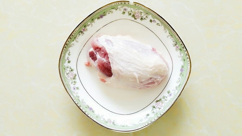 丝瓜肉丸汤,<a style='color:red;display:inline-block;' href='/shicai/ 965'>前腿肉</a>洗净备用!