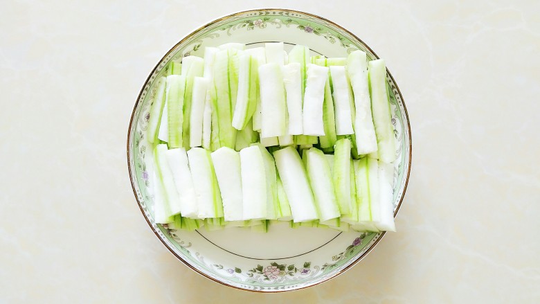 丝瓜肉丸汤,丝瓜切条!
