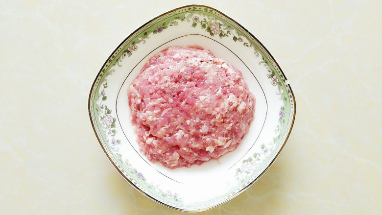 丝瓜肉丸汤,肉沫用刀剁碎!