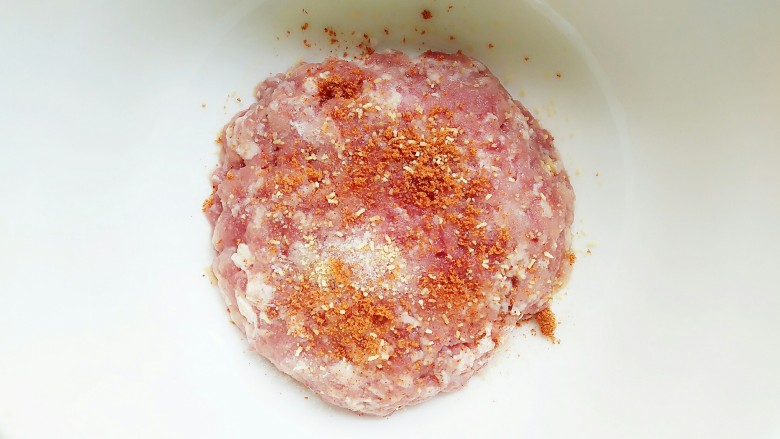 丝瓜肉丸汤,放入调料一起拌匀!然后顺着一个方向使劲掺!掺到肉很劲道了即可!