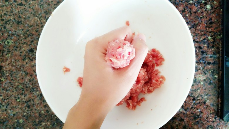 丝瓜肉丸汤,用手抓一把肉往上挤,挤成一个圆球!