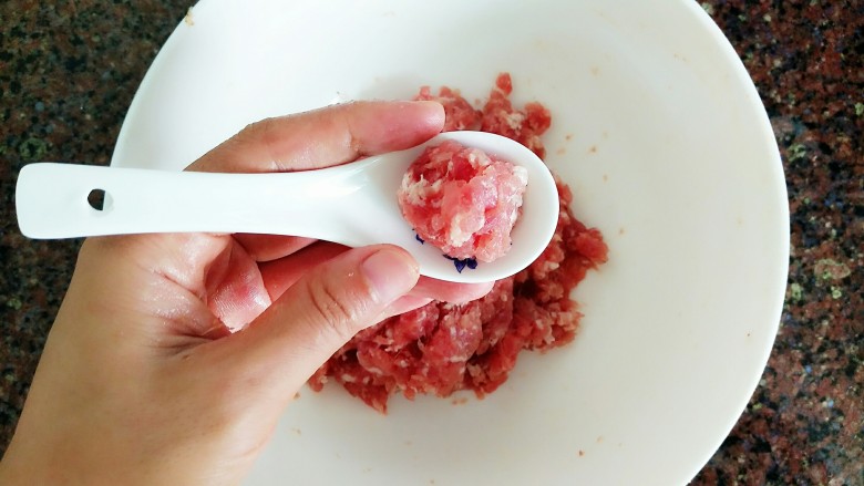丝瓜肉丸汤,再用勺子舀起来放到锅里!