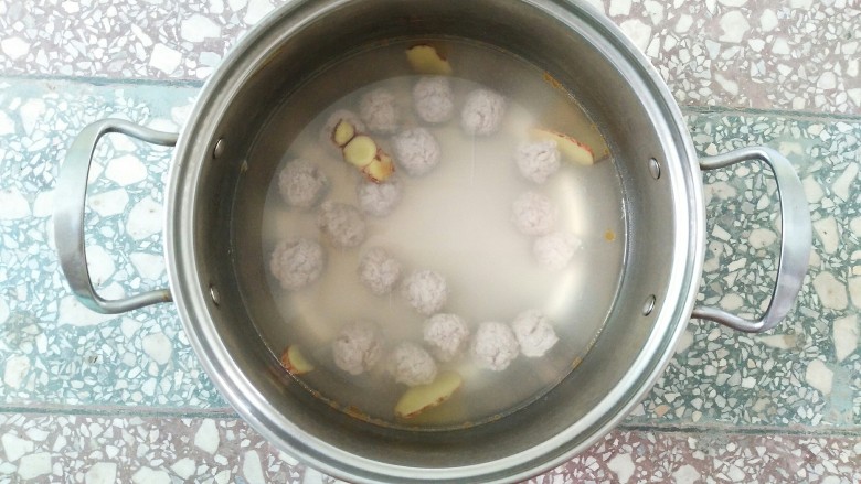 丝瓜肉丸汤,这就是挤好的肉丸子,加几片<a style='color:red;display:inline-block;' href='/shicai/ 37'>姜</a>下去一起煮开!