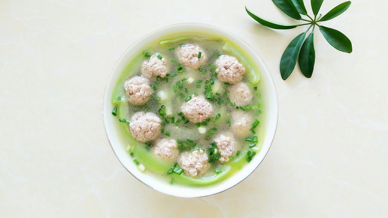 丝瓜肉丸汤,开吃啦!小兔崽子说太好吃了,叫我天天做给她吃!😄