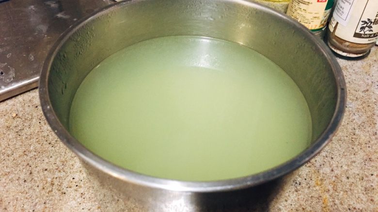 日式鸡汤泡饭,鸡汤过滤干净,留清汤。